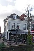 Winkelwoonhuis, 19de-eeuws van karakter maar in opzet mogelijk ouder. Het is van belang in samenhang met het rechts belendende pand.