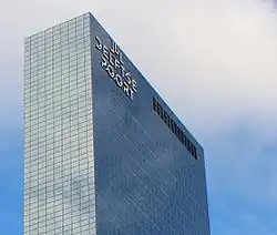 De hoge toren met het nieuwe logo in 2016