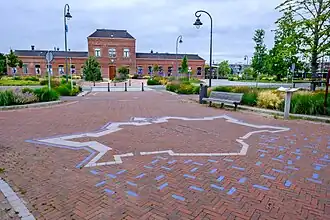 Station Delfzijl met de contouren van de vroegere Vesting Delfzijl in de bestrating ervoor