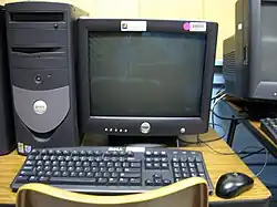 Een desktopcomputer samen met beeldscherm, toetsenbord en muis.