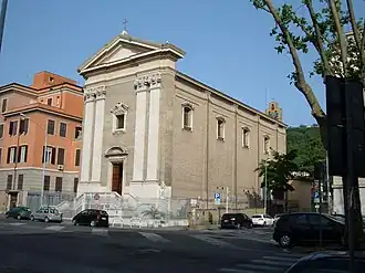 Vooraanzicht van de kerk