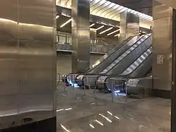 De roltrappen aan een van de kopse kanten van het perron