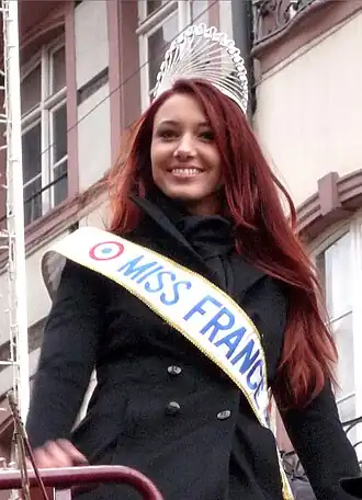 Delphine Wespiser als Miss Frankrijk