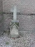 Privé-begraafplaats van de familie Van den Bergh: grafmonument