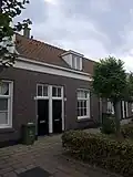 Rij van twaalf voormalige diaconiewoningen in traditionele bouwstijl