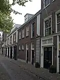 Koetshuis, de gevel door pilasters geleed en bekroond met een driehoekig fronton