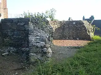 Funderingen van de achthoekige mottetoren met cirkelvormige binnenruimte in 2014