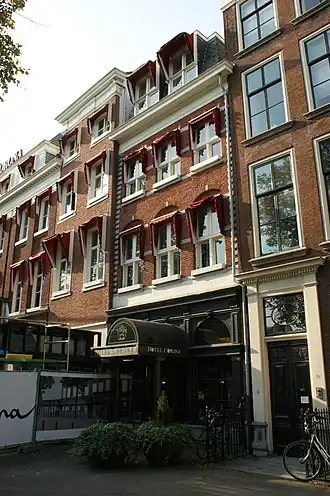 Het hotel bestaat zichtbaar uit drie panden