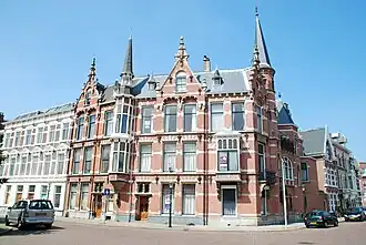 Huize Sri Wedari. Punt- en trapgevels, ontlastingsbogen op kapitelen, boogtrommel met vlechtwerk, alles in de trant der Hollandse vroege renaissance