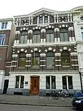 Herenhuis, aan drie zijden vrijstaand, gebouwd in een eclectische bouwstijl met sterke invloed van de neo- renaissance