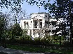 Statig woonhuis van harmonische architectuur