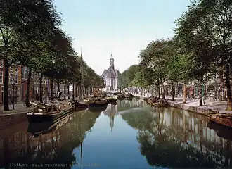 Zicht op de Nieuwe Kerk (het enige overgebleven bouwwerk) kort voor 1900 met de gracht