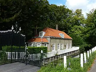 Poort en portierswoning bij de Wassenaarseweg