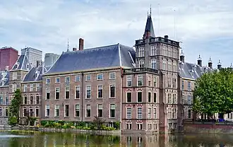 De Mauritstoren (rechts) en de vergaderzaal van de Eerste Kamer (links), deel van het Binnenhof.