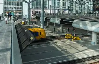 foto met twee viaducten in een gebouw en daaronder een deel van een trein