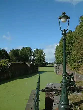 De Binnen- of schutsluis in het Afvoerkanaal
