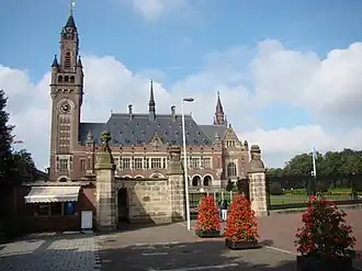 Vredespaleis met voorplein