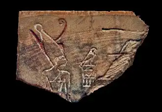 Fragment van een ivoren label met koning Den, die de dubbele kroon draagt Vindplaats tombe van farao Den in Abydos