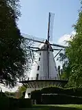 zijaanzicht van de molen
