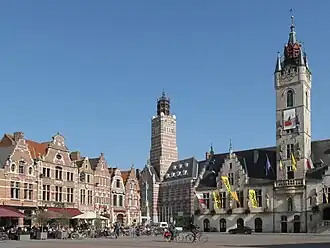 De Grote Markt met het Stadhuis en Lakenhalle met belfort (foto 2010)