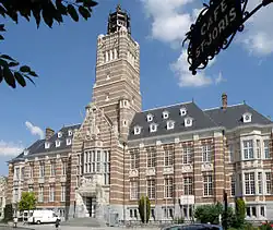 Ornamenten in witte natuursteen, gerechtsgebouw Dendermonde