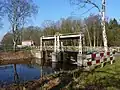 Kanaal, gebouwde onderleider van de Dinkel met schuiven, ijzeren ophaalinstallatie en brug