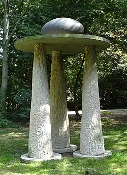 Drie zuilen afgedekt door een schijf (1986), Den Haag