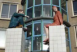 Man en vrouw op zuilen (1988), Den Haag