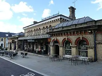 Stationsgebouw met pub, 2024