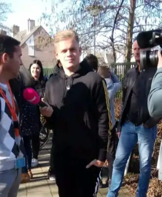 Schouten (midden) tijdens het filmen van een item in Hoofddorp, maart 2019