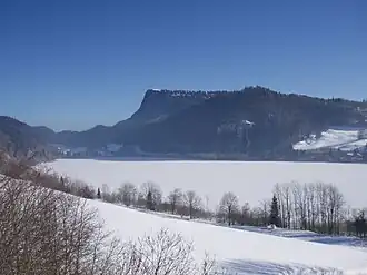 Dent de Vaulion met op de voorgrond het bevroren Lac Brenet (vanuit het westen)