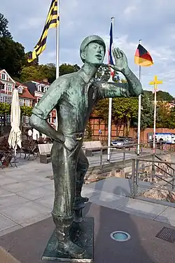 Sculptuur Der Rufer (De roeper) door Karlheinz Goedtke (1959) bij dit pleintje