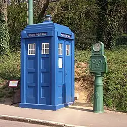 Een politiehokje in Crich (Derbyshire). Dit is ook het model van de TARDIS van Doctor Who.