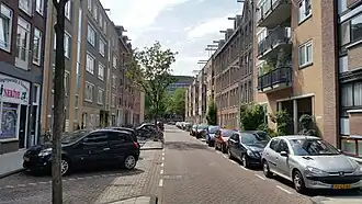 De Derde Oosterparkstraat gezien vanaf het Iepenplein met oud- en nieuwbouw (september 2018)