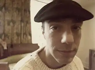 Derek Jarman in 1976, gefotografeerd door Keith Milow tijdens een groepstentoonstelling in Houston, TX