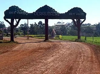Entree van Derrubas op de hoofdstraat Av. Pelotas (RS-330)