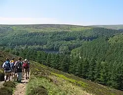 Wandelaars op Little Howden Moor boven Derwent Reservoir