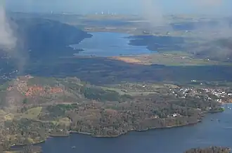 Luchtopname in de langsrichting vanuit het zuiden, met op de voorgrond Derwent Water