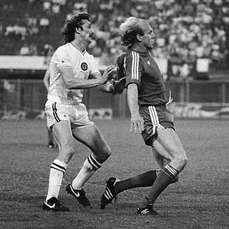 Des Bremner (links) met Dieter Hoeneß van Bayern tijdens de Europacup I-finale van 1982