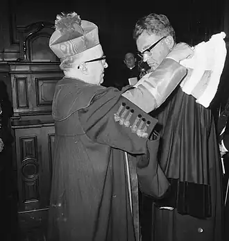 Descamps overhandigt eredoctoraat aan Hendrik Casimir (Leuven, 1966)