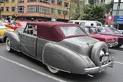 Het op de kofferbak gemonteerde reservewiel.