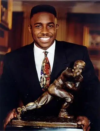 Howard met de Heisman Trophy in 1991.