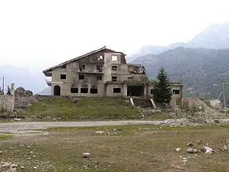 Het in 1997 vernielde hotel uit de communistische periode in 2009