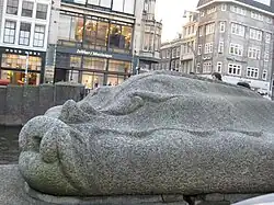 Beeld van H Krop op bruggenhoofd aan de zuidoostelijke kant