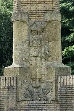 Reliëf aan de voet van de gedenknaald dat de landing voorstelt (oostzijde)