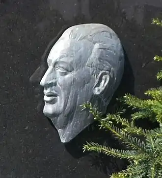 Portret aangebracht op zijn graf op Begraafplaats Kloosterheide te Lier.