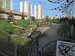 Speeltuin in de schaduw van de hoogbouw.