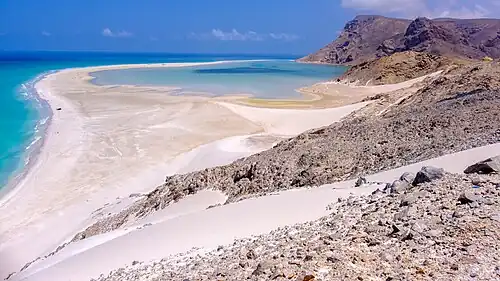 Overzicht over de Detwah-lagune vanaf de rotsen bij Qalansyah