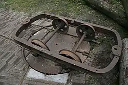 Draaischijf met kar voor houttransport