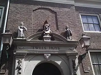 Originele poortje van het weeshuis. In het midden het stadswapen.